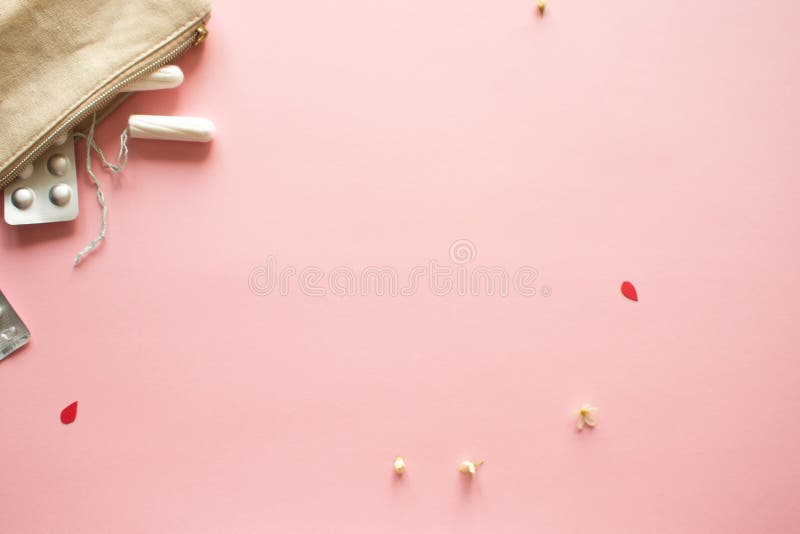PMS i krytyczny dnia poj?cie B?lowe pigu?ki i osobistej opieki produkty, r??owy t?o obrazy stock PMS i krytyczny dnia poj?cie B?lowe pigu?ki i osobistej opieki produkty, r??owy t?o obrazy stock
