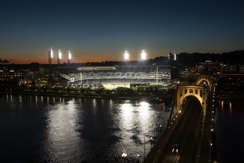 PNC-Park bij nacht, Pittsburg, Pennsylvania royalty-vrije stock afbeeldingen PNC-Park bij nacht, Pittsburg, Pennsylvania royalty-vrije stock afbeeldingen