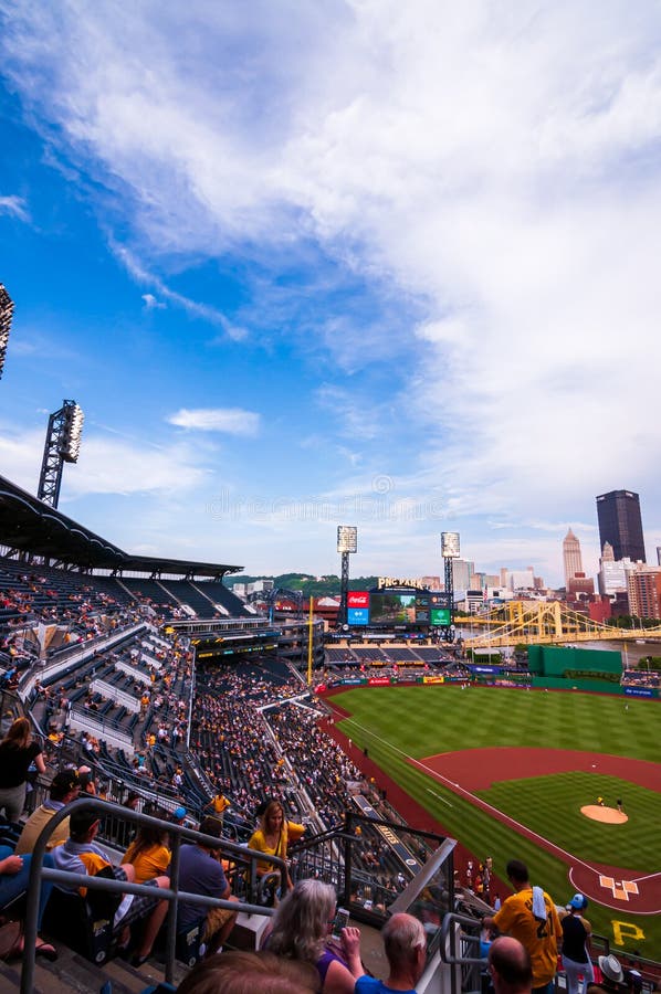 PNC Park, home field to the Pirates playing the Milwaukee Brewers on a summer night looking down the left field line from the seat royalty free stock images PNC Park, home field to the Pirates playing the Milwaukee Brewers on a summer night looking down the left field line from the seat royalty free stock images