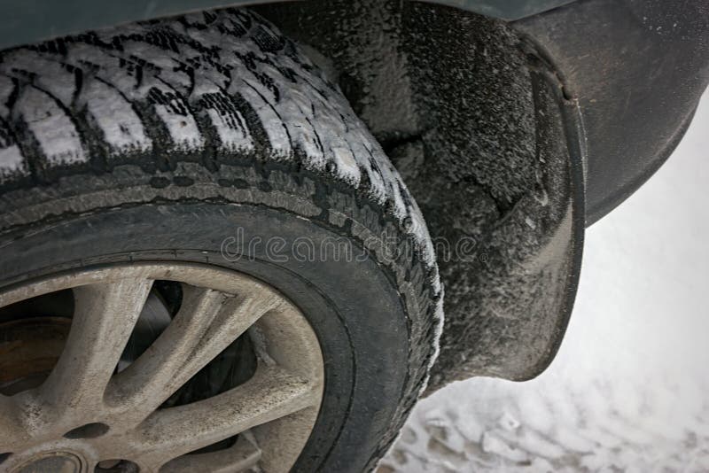 pneu enchido inverno em um carro com close-up de colagem da neve fotos de stock pneu enchido inverno em um carro com close-up de colagem da neve fotos de stock