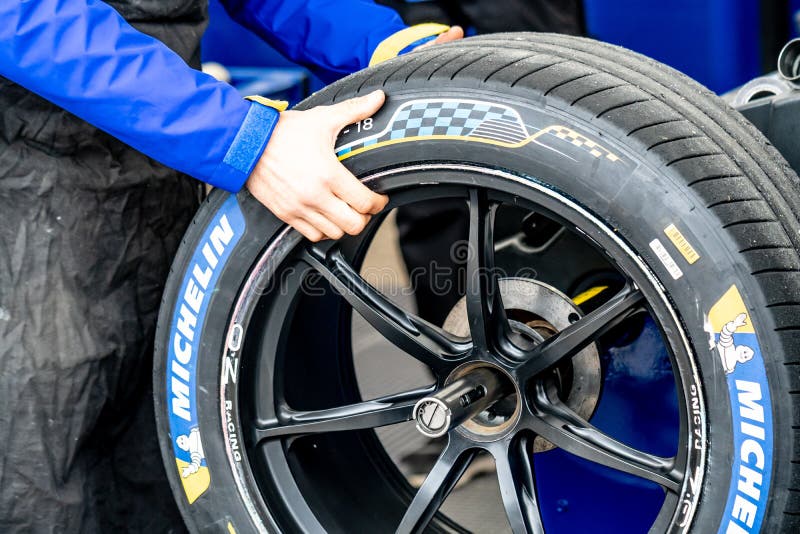 Pneum?ticos de Michelin para carros de corridas imagens de stock royalty free Pneum?ticos de Michelin para carros de corridas imagens de stock royalty free