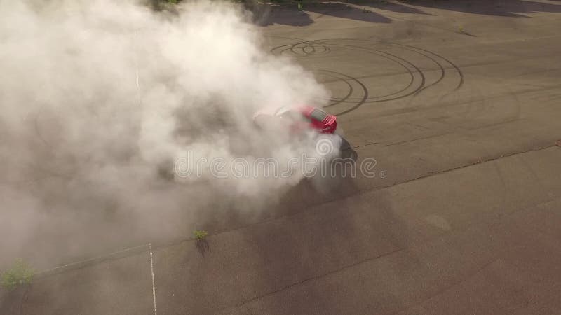 Pneus brûlants de voiture rouge