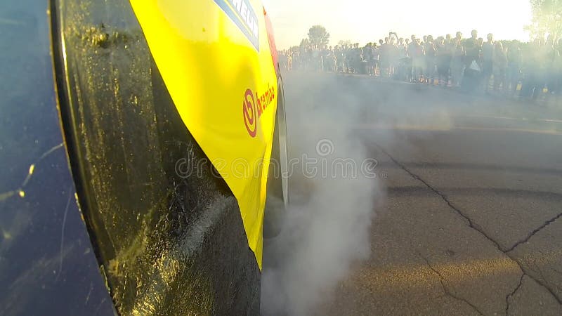 Pneus de derivação e de queimadura do carro