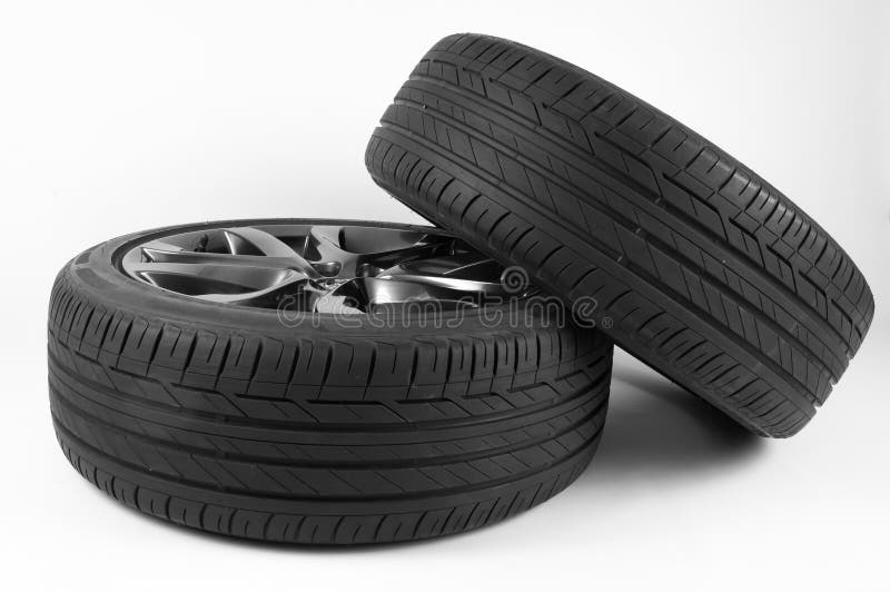 Pneus e rodas isolados para o carro em um fundo branco fotos de stock royalty free Pneus e rodas isolados para o carro em um fundo branco fotos de stock royalty free