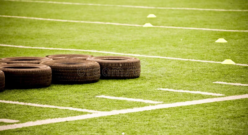 Pneus sur le terrain de football image stock Pneus sur le terrain de football image stock