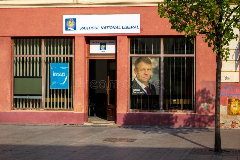 PNL Bawj? si? Partidul Krajowego libera?u, Krajowej partii liberalnej lokalne biuro z obrazkiem Klaus Werner Iohannis w okno, obrazy stock PNL Bawj? si? Partidul Krajowego libera?u, Krajowej partii liberalnej lokalne biuro z obrazkiem Klaus Werner Iohannis w okno, obrazy stock