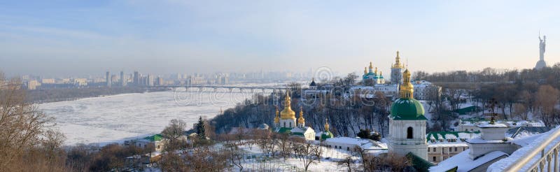 Pnoramic Ansicht des Lavra und des Dnipro lizenzfreie stockbilder Pnoramic Ansicht des Lavra und des Dnipro lizenzfreie stockbilder