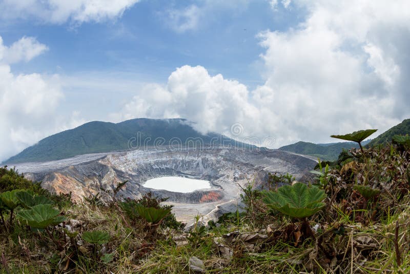 Splendida vista del Vulcano Poas in Costa Rica con un chiaro cratere e la zona circostante.