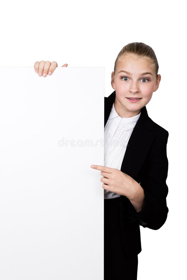 Poca donna di affari che sta indietro e che si appoggia un tabellone per le affissioni o un cartello in bianco bianco, esprime di immagini stock libere da diritti Poca donna di affari che sta indietro e che si appoggia un tabellone per le affissioni o un cartello in bianco bianco, esprime di immagini stock libere da diritti