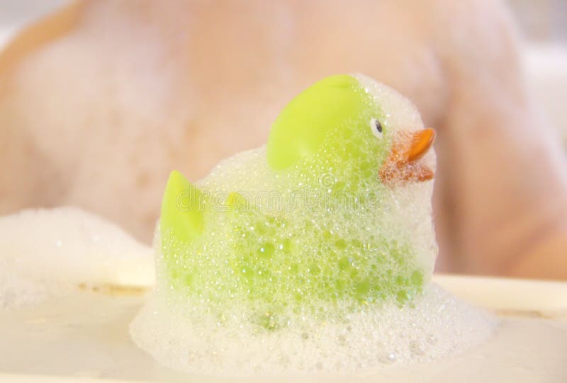 Pochi anatra del bagno e bambino di bagno immagini stock Pochi anatra del bagno e bambino di bagno immagini stock