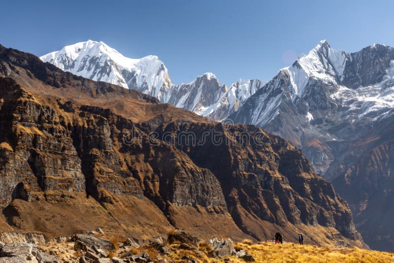 Pochi uomini nepalesi davanti a Machapuchare a coda di pesce, Himalaya fotografia stock libera da diritti Pochi uomini nepalesi davanti a Machapuchare a coda di pesce, Himalaya fotografia stock libera da diritti