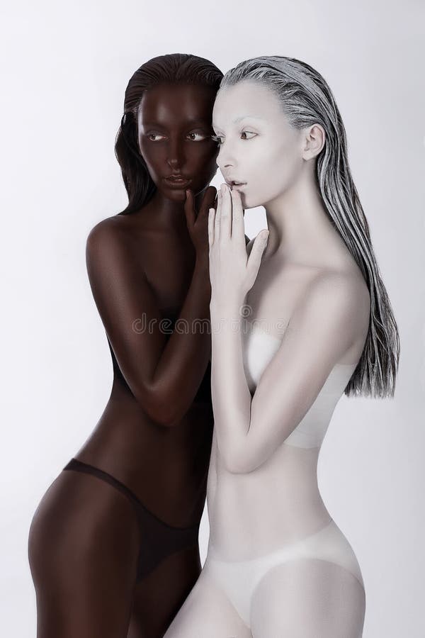 Pochodzenie etniczne. Fantazja. Futurystyczne kobiety Malowali biel i czerń. Sztuki Bodypainting obrazy stock Pochodzenie etniczne. Fantazja. Futurystyczne kobiety Malowali biel i czerń. Sztuki Bodypainting obrazy stock