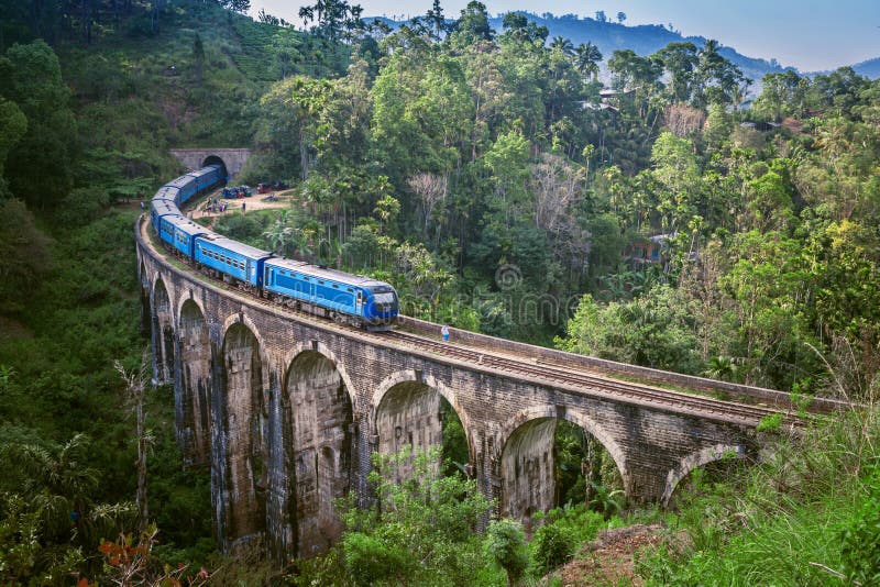Pociąg na Dziewięć łękowatym moscie w Sri Lanka Piękny pociągu ślad w wzgórze kraju Stary most w Ceylon