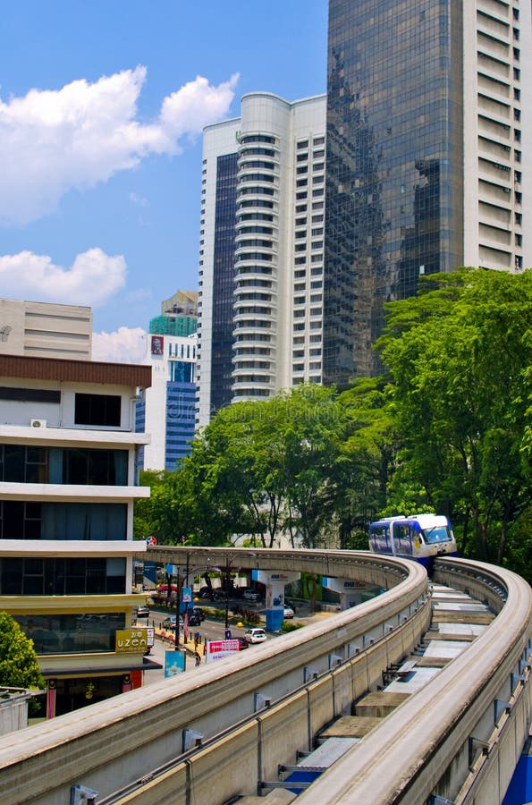 Pociąg przyjeżdża przy dworcem. Kuala Lumpur fotografia stock Pociąg przyjeżdża przy dworcem. Kuala Lumpur fotografia stock