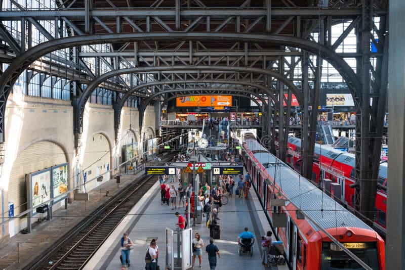 Pociągi i pasażery przy główną stacją kolejową w Hamburg obrazy stock Pociągi i pasażery przy główną stacją kolejową w Hamburg obrazy stock