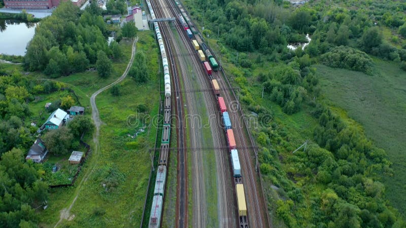 Pociągi towarowe Widok z lotu ptaka na barwne pociągi towarowe Stacja kolejowa Wagony z towarami na kolei Przemysł ciężki