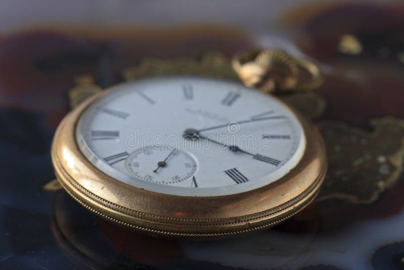 Broken watch stock image. Image of broken, hands, minutes 7225973