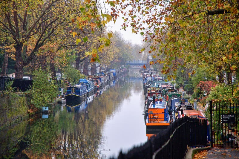 Poco canale di Venezia a Londra all'autunno fotografie stock libere da diritti Poco canale di Venezia a Londra all'autunno fotografie stock libere da diritti