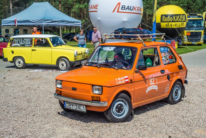 Poco coche anaranjado Polski Fiat 126p y Trabant amarillo fotografía de archivo libre de regalías Poco coche anaranjado Polski Fiat 126p y Trabant amarillo fotografía de archivo libre de regalías