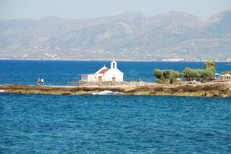 Poco iglesia griega blanca en el mar en Creta imagen de archivo libre de regalías Poco iglesia griega blanca en el mar en Creta imagen de archivo libre de regalías