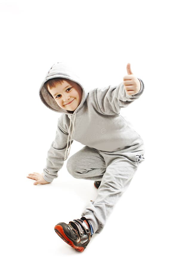 Poco ragazzo hip-hop fresco nel ballo che mostra segno giusto immagini stock libere da diritti Poco ragazzo hip-hop fresco nel ballo che mostra segno giusto immagini stock libere da diritti