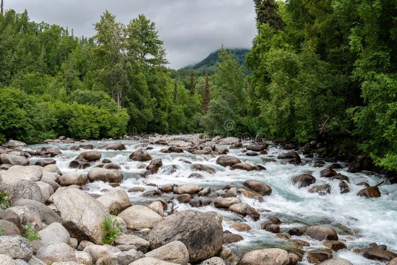 Poco río de Susitna con muchas rocas grandes y los cantos rodados a lo largo del ` s Hatcher de Alaska pasan imágenes de archivo libres de regalías Poco río de Susitna con muchas rocas grandes y los cantos rodados a lo largo del ` s Hatcher de Alaska pasan imágenes de archivo libres de regalías
