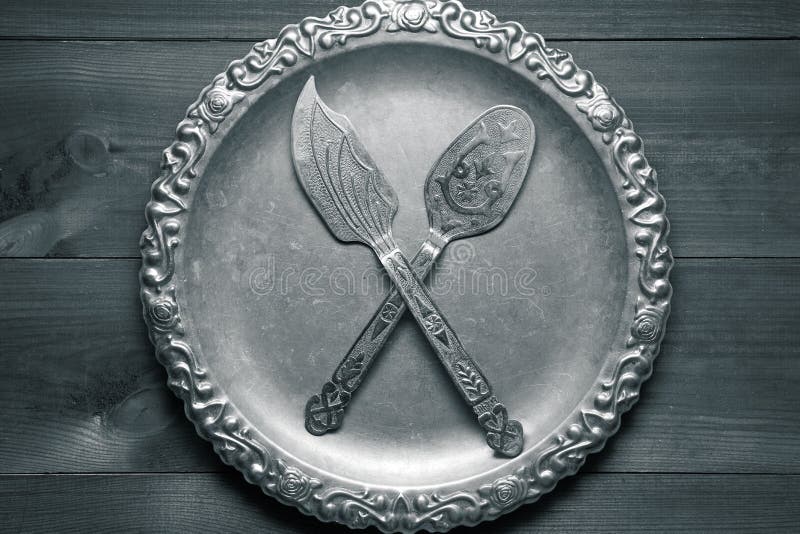 Poco utensile d'argento d'annata della cucina con gli ornamenti sul vassoio d'argento immagini stock Poco utensile d'argento d'annata della cucina con gli ornamenti sul vassoio d'argento immagini stock