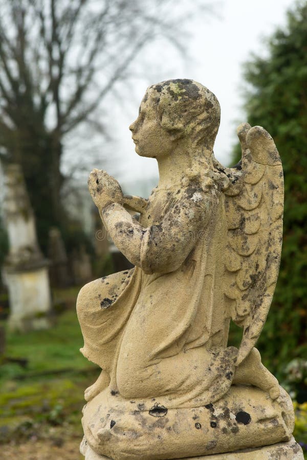 Poco ángel del cementerio fotografía de archivo Poco ángel del cementerio fotografía de archivo