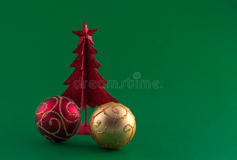 Poco árbol de navidad rojo con los adornos del árbol en backgrou verde imagen de archivo libre de regalías Poco árbol de navidad rojo con los adornos del árbol en backgrou verde imagen de archivo libre de regalías