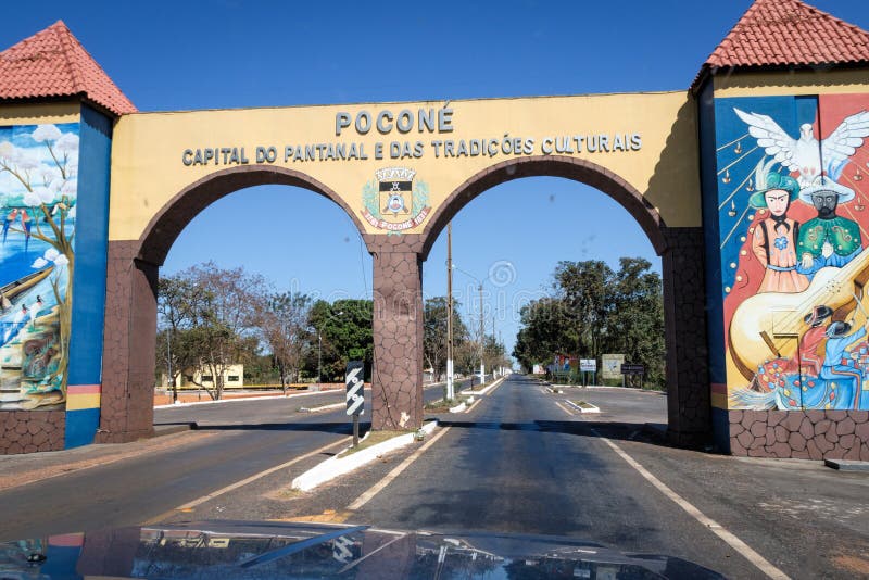 Pocone, Mato Grosso/Brasil - 10 de agosto de 2018: Puerta a la Transpantaneira en el Pantanal, Pocone, Mato Grosso, Brasil, Sur foto de archivo libre de regalías Pocone, Mato Grosso/Brasil - 10 de agosto de 2018: Puerta a la Transpantaneira en el Pantanal, Pocone, Mato Grosso, Brasil, Sur foto de archivo libre de regalías