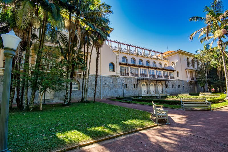 POCOS DE CALDAS, МИНЫ GERAIS, БРАЗИЛИЯ - 7-ОЕ ИЮЛЯ 2019: Фото казино дворца в городском Pocos de Caldas на солнечный день с стоковое фото POCOS DE CALDAS, МИНЫ GERAIS, БРАЗИЛИЯ - 7-ОЕ ИЮЛЯ 2019: Фото казино дворца в городском Pocos de Caldas на солнечный день с стоковое фото