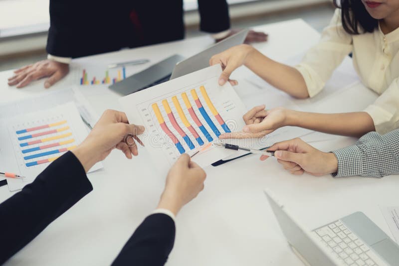 Początkowi ludzie biznesu spotkań grupowych, Młodych kreatywnie coworkers drużynowy działanie i dyskutować nowego planu projekt w zdjęcie stock Początkowi ludzie biznesu spotkań grupowych, Młodych kreatywnie coworkers drużynowy działanie i dyskutować nowego planu projekt w zdjęcie stock