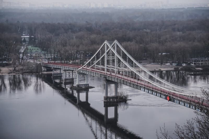 Pod pietonal cu o traiectorie pe bicicletă peste râul Dnieper în centrul lui Kyiv stock image