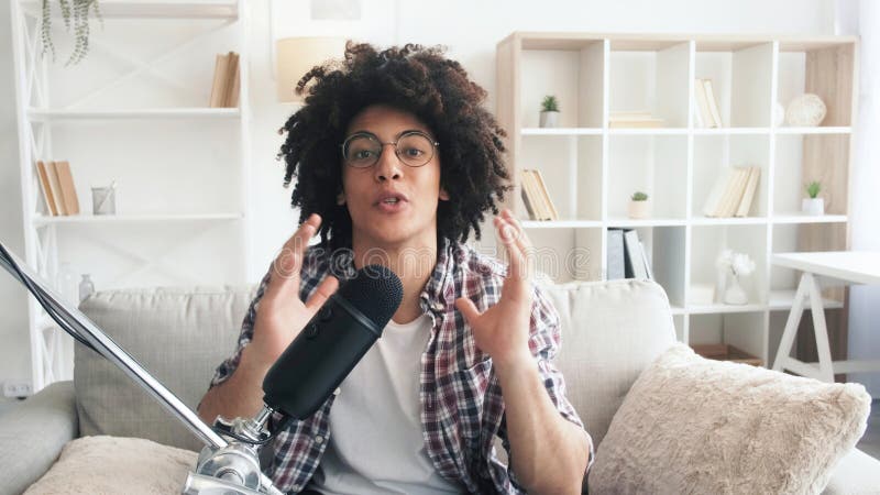 Podcast nagrywający blogera strumień facet mikrofon obrazy stock