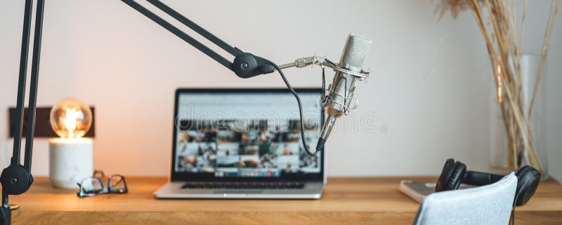 Podcast studio wnętrze. format szeroki zdjęcie royalty free