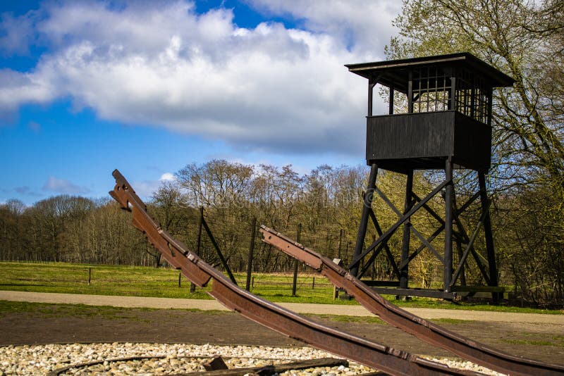 Podczas te drugi wojny światowej niemieccy żołnierze odtransportowywali ludzi od kamp westerbork w Holandia koncentracyjny obóz obraz royalty free Podczas te drugi wojny światowej niemieccy żołnierze odtransportowywali ludzi od kamp westerbork w Holandia koncentracyjny obóz obraz royalty free