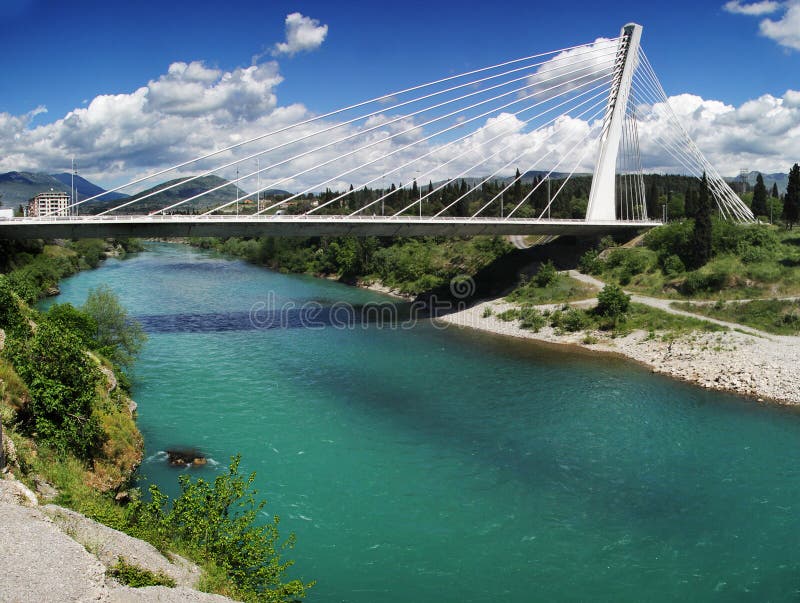Podgorica, Monténégro. Passerelle de millénium. photos stock Podgorica, Monténégro. Passerelle de millénium. photos stock
