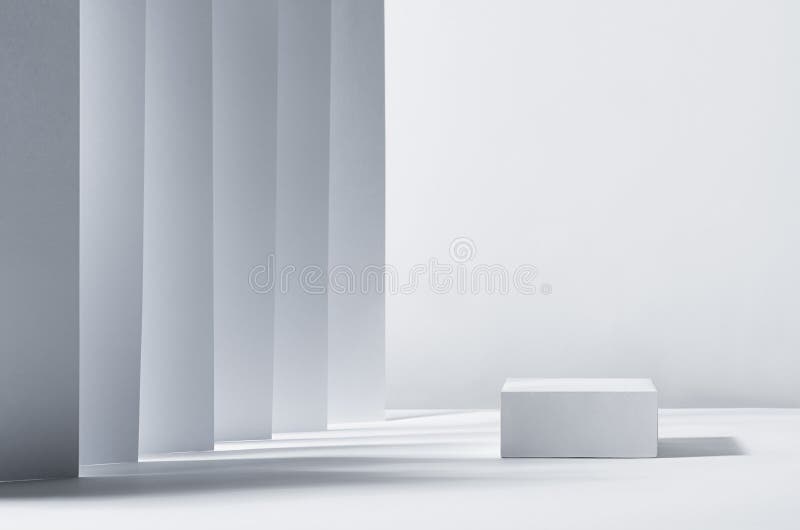 Podium alb abstract elegant în lumină solară cu dungi umbrite cu perspectivă pe fond alb pentru afișarea produselor. royalty free stock photography