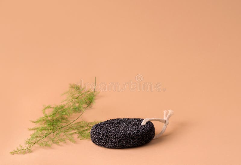 Podium op een beige achtergrond. Zwarte poreuze Penza steen royalty-vrije stock foto's