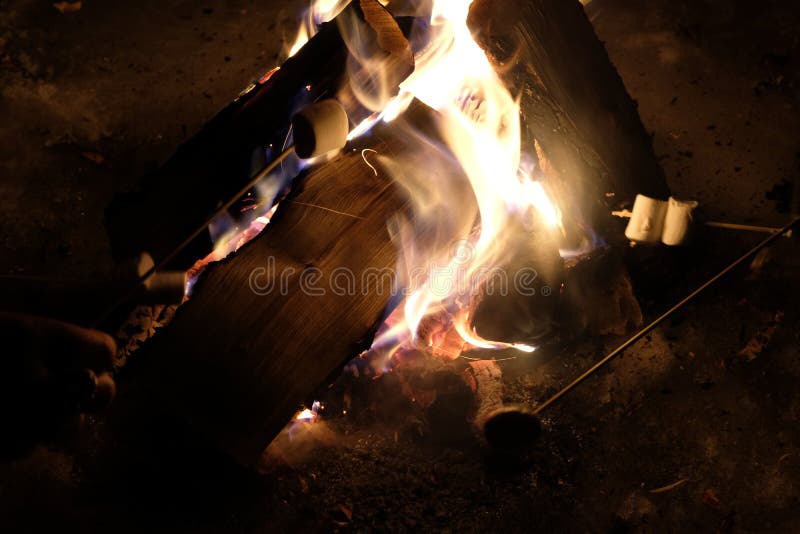 Podpala w śnieg, gorącego w zimnie, marshmellow fotografia stock