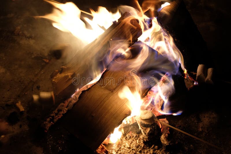 Podpala w śnieg, gorącego w zimnie, marshmellow fotografia stock