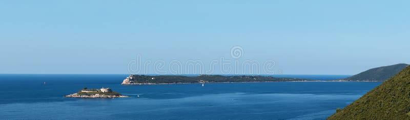 Podpalany Gertsegnovska w Adriatyckim morzu Wyspa Mamula lub Lastavica z fortem Spokojny morze i jasny niebieskie niebo panorama obraz stock Podpalany Gertsegnovska w Adriatyckim morzu Wyspa Mamula lub Lastavica z fortem Spokojny morze i jasny niebieskie niebo panorama obraz stock