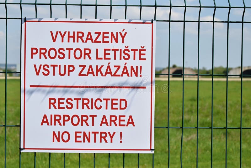 Podpisuje z imieniem, Ograniczony lotniskowy teren żadny wejście Brno republika czech obrazy royalty free Podpisuje z imieniem, Ograniczony lotniskowy teren żadny wejście Brno republika czech obrazy royalty free