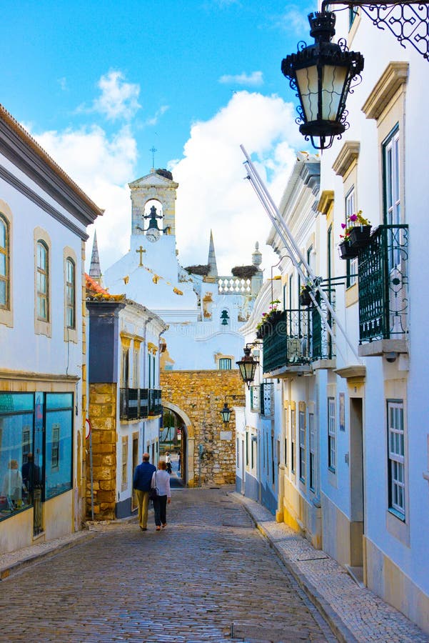 Podróż Portugalia, Faro Dziejowi budynki wśrodku Średniowiecznej ściany, Śródziemnomorska architektura obrazy royalty free Podróż Portugalia, Faro Dziejowi budynki wśrodku Średniowiecznej ściany, Śródziemnomorska architektura obrazy royalty free