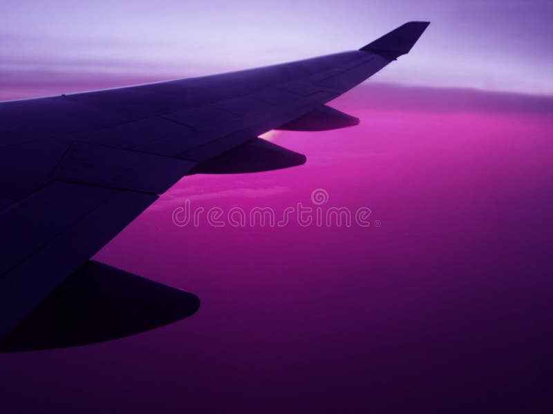 Podróż powietrzna samolotu skrzydło z fiołkowym niebem