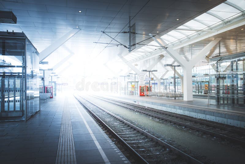 Podróżna scena na dworcu, transport publiczny: sztachetowa platforma lub ślad fotografia stock Podróżna scena na dworcu, transport publiczny: sztachetowa platforma lub ślad fotografia stock