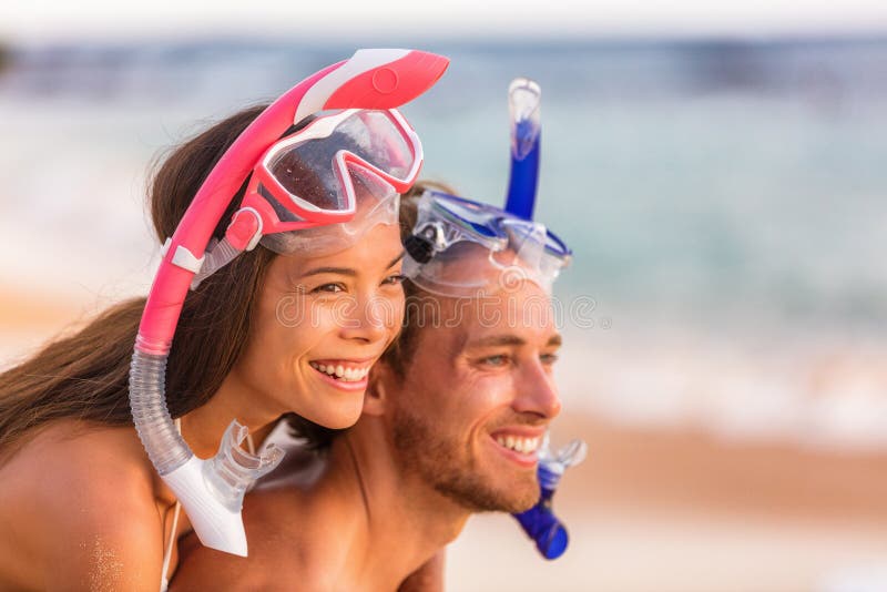 Podróżnicy plażowi mają zabawne chrapanie. szczęśliwa młoda para międzyrasowa na plaży z maską snorkel patrząc na kopię