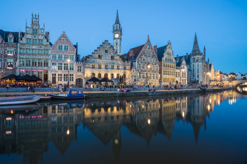 Podróżuje Belgia średniowiecznego europejskiego miasta grodzkiego tło z kanałem