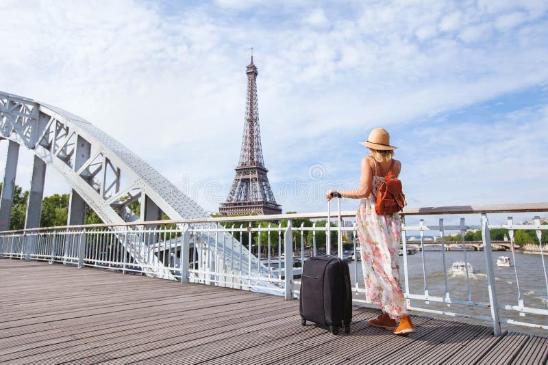 Podróżuje Paryż, Europa wycieczka turysyczna, kobieta z walizką blisko wieży eifla