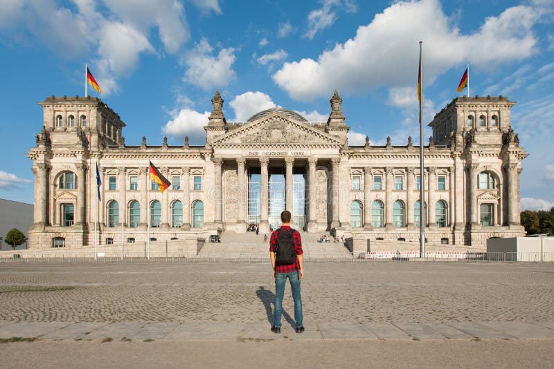 Podróżuje w Berlin, turystyczny mężczyzna patrzeje Bundestag budynek w Berlin, Niemcy zdjęcie stock Podróżuje w Berlin, turystyczny mężczyzna patrzeje Bundestag budynek w Berlin, Niemcy zdjęcie stock